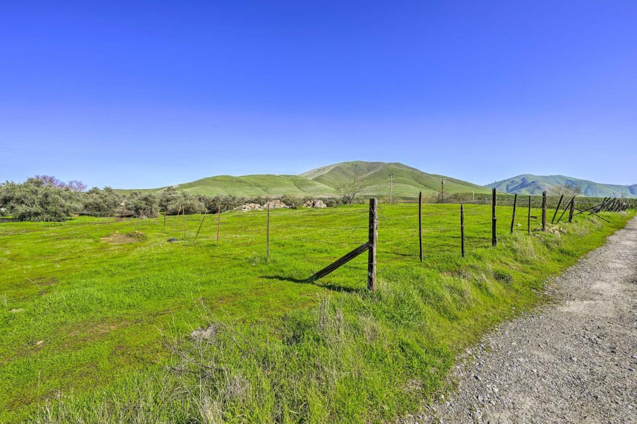 Peaceful Ranch Home With Sierra Nevada Views Woodlake Exterior photo
